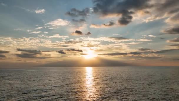 カラフルな黄色と青の曇りの空と美しい夕日 素晴らしい海の上の空 — ストック動画
