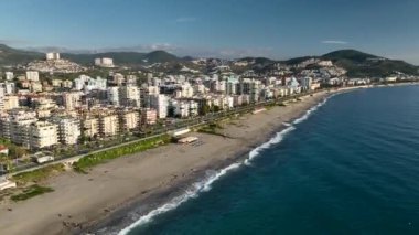 Palmiye ağaçları ve mavi gökyüzü Türkiye 4K.