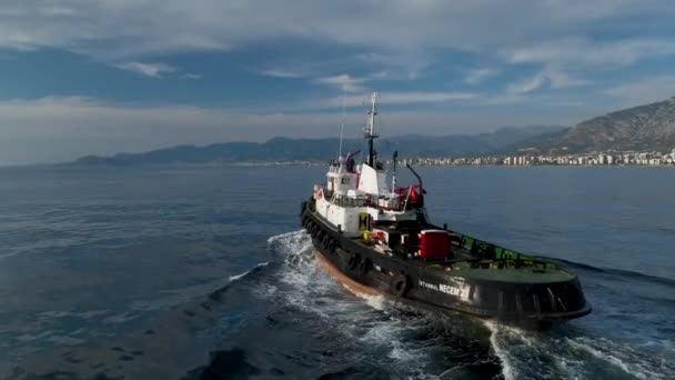 別の船を助けるために船の整備士帆 — ストック動画
