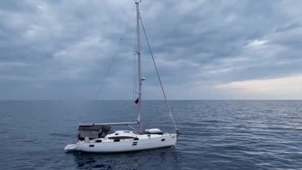 Sailing Yacht Goes Quiet Speed Port Sunset Time Aerial View — Vídeos de Stock