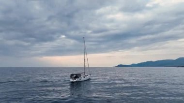 Hava görüntüleri, derin mavi bir denizde seyreden lüks yelkenli görüntüsü.