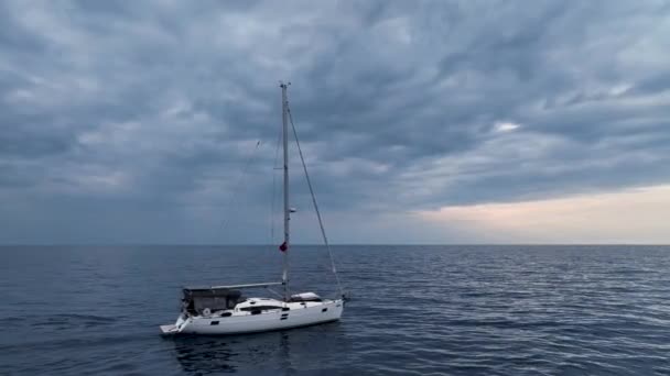 Flygbilder Bakre Lyx Segelbåt Segling Ett Djupt Blått Hav — Stockvideo