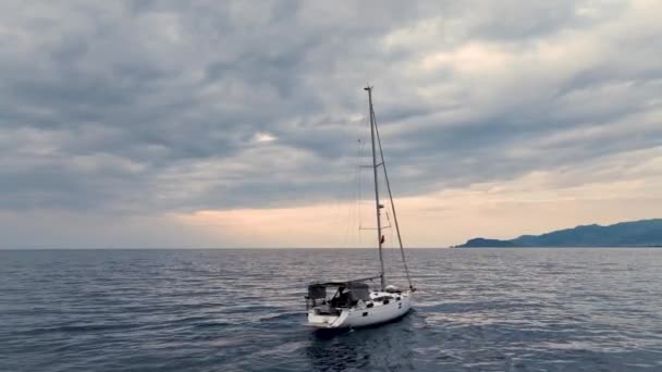Segling Yacht Går Med Lugn Hastighet Till Hamnen Vid Solnedgången — Stockvideo