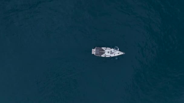 Sailing Yacht Goes Quiet Speed Port Sunset Time Aerial View — Αρχείο Βίντεο