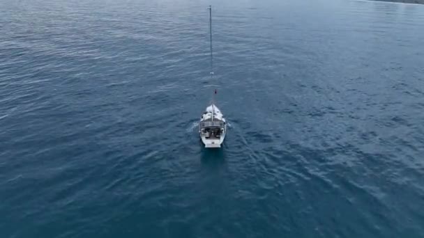 Filmati Aerei Vista Posteriore Della Barca Vela Lusso Che Naviga — Video Stock