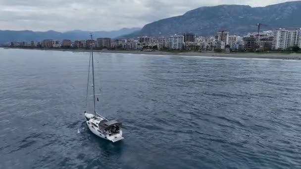 Jacht Żaglowy Płynie Cichą Prędkością Portu Zachodzie Słońca Widok Lotu — Wideo stockowe