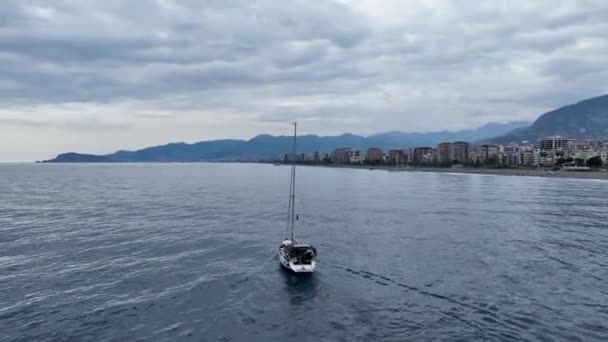 Flygbilder Bakre Lyx Segelbåt Segling Ett Djupt Blått Hav — Stockvideo