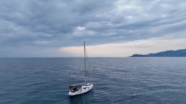 Zeiljacht Gaat Met Een Rustige Snelheid Naar Haven Bij Zonsondergang — Stockvideo