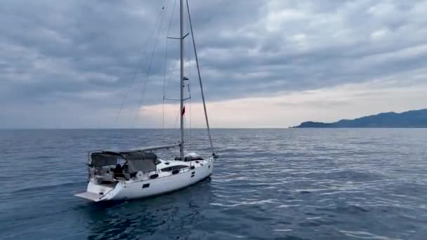 Sailing Yacht Goes Quiet Speed Port Sunset Time Aerial View — Vídeos de Stock