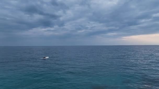 Lonely Fisherman Catches Fish Sunset Blue Sky — Vídeo de Stock