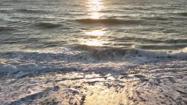 夏日阳光普照的大海 美丽而蔚蓝 在旅游胜地4K — 图库视频影像