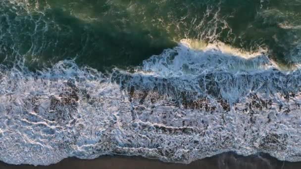 Θαλασσινά Κύματα Αφρό Κοντά Στην Ακτή — Αρχείο Βίντεο