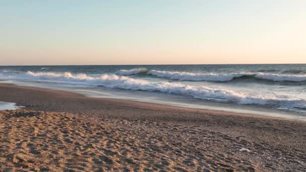 海岸近くの泡と海の波 海面空の眺めスローモーション — ストック動画