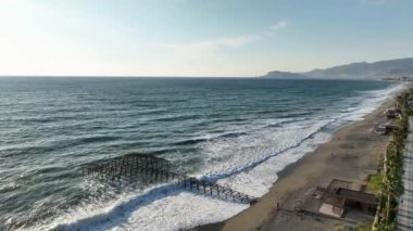 Büyük okyanus dalgası kırılma noktası. Fırtınalı bir günde inanılmaz deniz gelgitinin havadan görüntüsü.