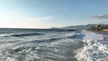 Fırtınalı bir günde muhteşem deniz gelgitinin havadan görüntüsü..