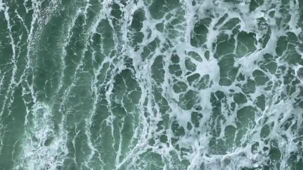 海岸近くの泡と海の波 — ストック動画