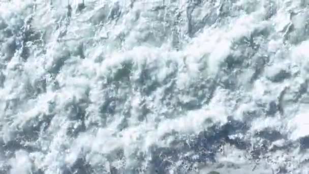 Ondas Mar Com Espuma Perto Costa Superfície Mar — Vídeo de Stock