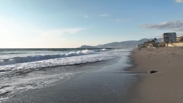 Морські Хвилі Піною Біля Берега Морська Поверхня — стокове відео