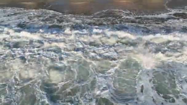 在阳光灿烂的日子里 强烈的海浪在碧绿的海水中闪烁着光芒 反射出强烈的波纹 空中的景色显得很慢 — 图库视频影像