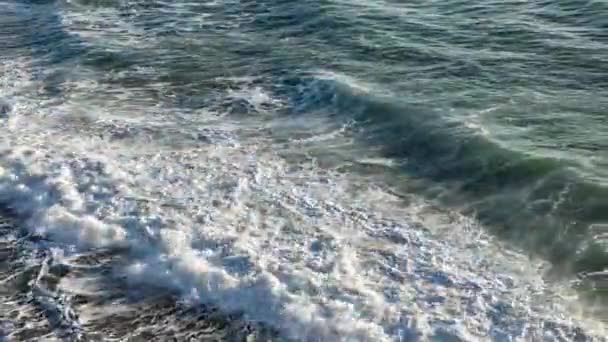 Drone Filmando Rompiendo Surf Con Espuma Océano — Vídeo de stock