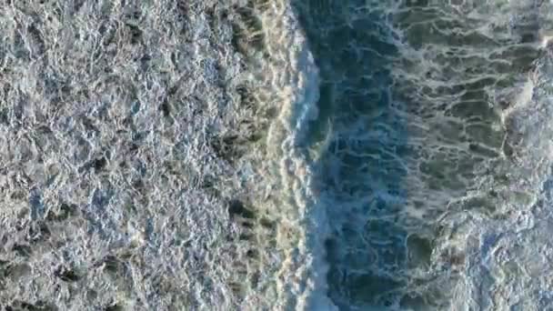 아름다운 바닷물 스프레이 스프레이 해안의 해변의 — 비디오