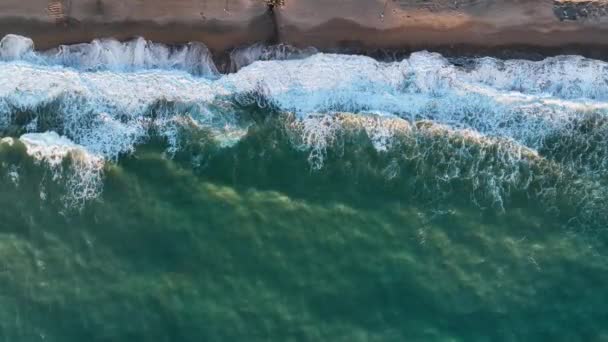 Vzdušný Pohled Silné Vlny Slunečními Paprsky Třpytícími Odrážejícími Zelené Mořské — Stock video