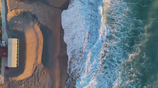 Kıyıya Yakın Köpüklü Deniz Dalgaları Deniz Yüzeyi — Stok video