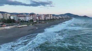 Küçük bir kasabanın üzerinde uçan güzel fırtına manzarası, arka planda trafik arabaları..