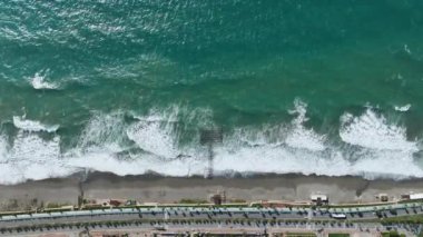 Kumlu kumsalda güzel deniz dokusu köpük suyla gök mavisi dalgalar, hava manzarası