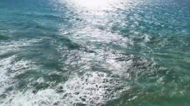 Büyük mavi okyanus dalgalarının güzel dokusu beyaz yıkamalı.