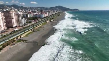 Dalgalanan okyanus yüzeyinin üst hava manzarası, güzel köpüklü okyanus rengi dalgaları.