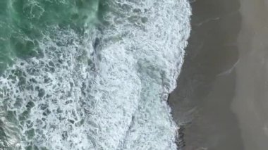 Güçlü deniz fırtınası, büyük dalgalar ve hava manzaralı.