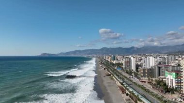 Fırtınalı bir günde muhteşem deniz gelgitinin havadan görüntüsü..