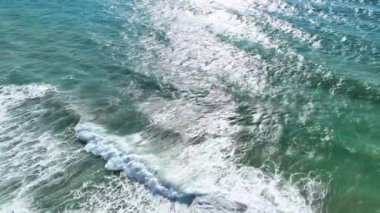 Büyük mavi okyanus dalgalarının güzel dokusu beyaz yıkamalı.