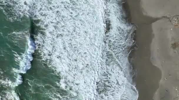 サージ海の表面のトップの空中ビュー 紺碧の色の美しい泡の海の波 — ストック動画