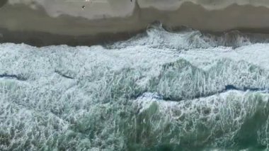 Fırtınalı bir günde muhteşem deniz gelgitinin havadan görüntüsü..