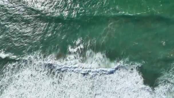 Top Luftbild Der Brandung Ozeanoberfläche Schöne Schäumende Ozeanwellen Von Azurblauer — Stockvideo