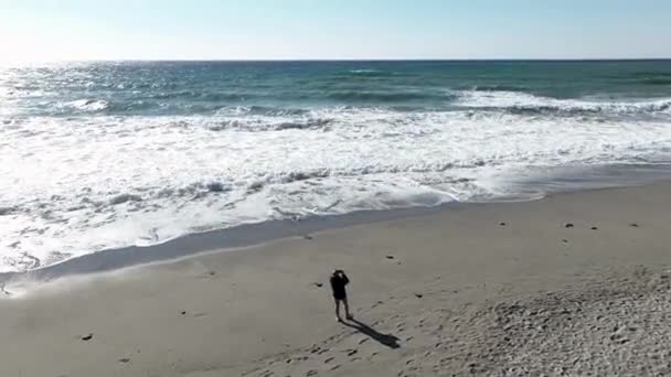 Kıyıya Yakın Köpüklü Deniz Dalgaları Deniz Yüzeyi — Stok video