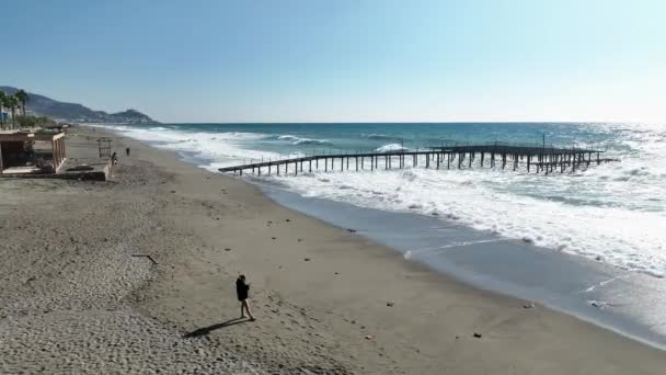 白波と大きなパワーブルーの波の美しいテクスチャ エアトップビュー — ストック動画