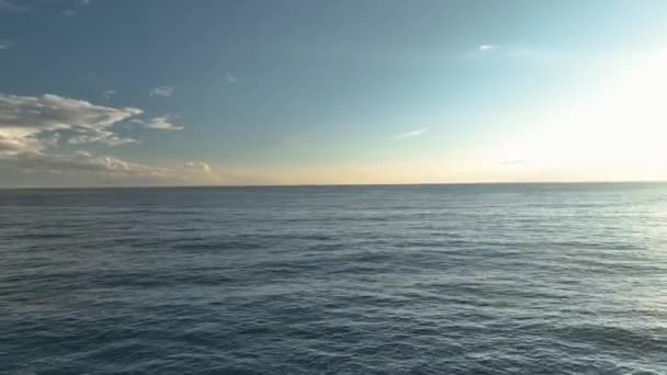 泡水で紺碧の波の美しい海のテクスチャ 空の景色 — ストック動画