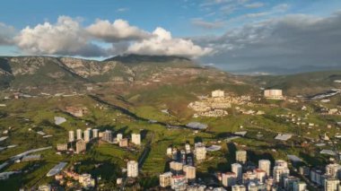 Şehrin üzerinde pürüzsüz bir İHA uçuşu