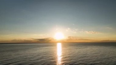 Mavi denizdeki güneş ışınlarının yansıması, mükemmel arka planın havadan görüntüsü.