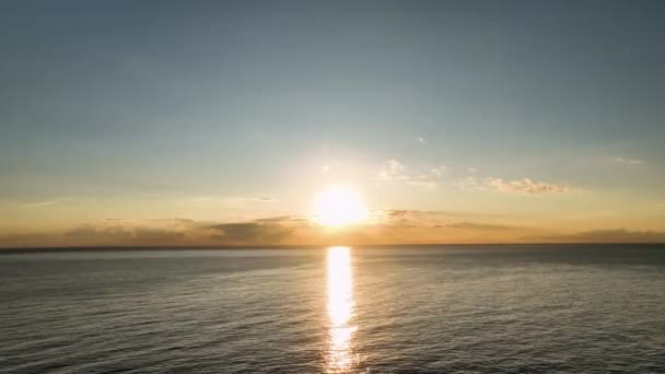 Odraz Slunečních Paprsků Modrém Moři Letecký Pohled Dokonalé Pozadí — Stock video