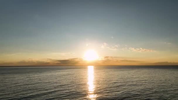 Odraz Slunečních Paprsků Modrém Moři Letecký Pohled Dokonalé Pozadí — Stock video