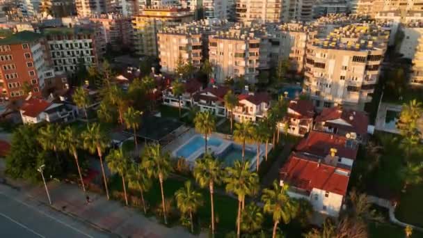 Villa Συγκρότημα Στην Παραλία Εναέρια Άποψη Ομαλή Πτήση — Αρχείο Βίντεο