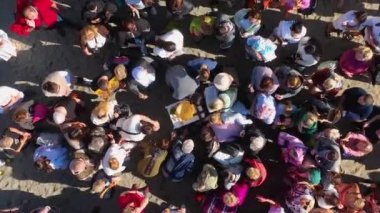 Bir grup insan Akdeniz kıyılarında vaftiz töreni düzenliyor.