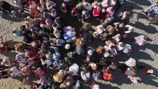Gruppe Von Menschen Strand Vollzieht Einem Sonnigen Tag Den Orthodoxen — Stockvideo