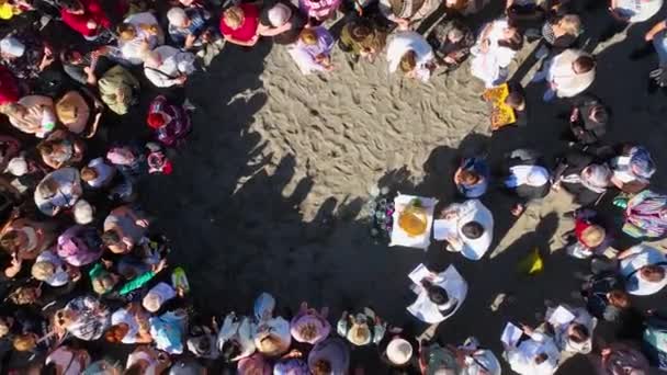 Sacerdote Grupo Personas Playa Realizan Ritual Bautismo Vista Aérea — Vídeo de stock