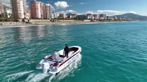 Egy Kis Halászhajó Vitorlázik Part Mentén Azúrvíz Légi Kilátás — Stock videók