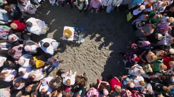 Grupa Ludzi Przeprowadza Ceremonię Chrztu Wybrzeżu Morza Śródziemnego — Wideo stockowe